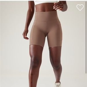 Athleta Ultimate Stash 7in short